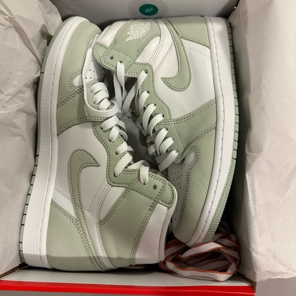 *NEVER WORN OUTSIDE* Nike Women’s Air Jordan 1 Retro High OG Seafoam - Picture 1 of 7